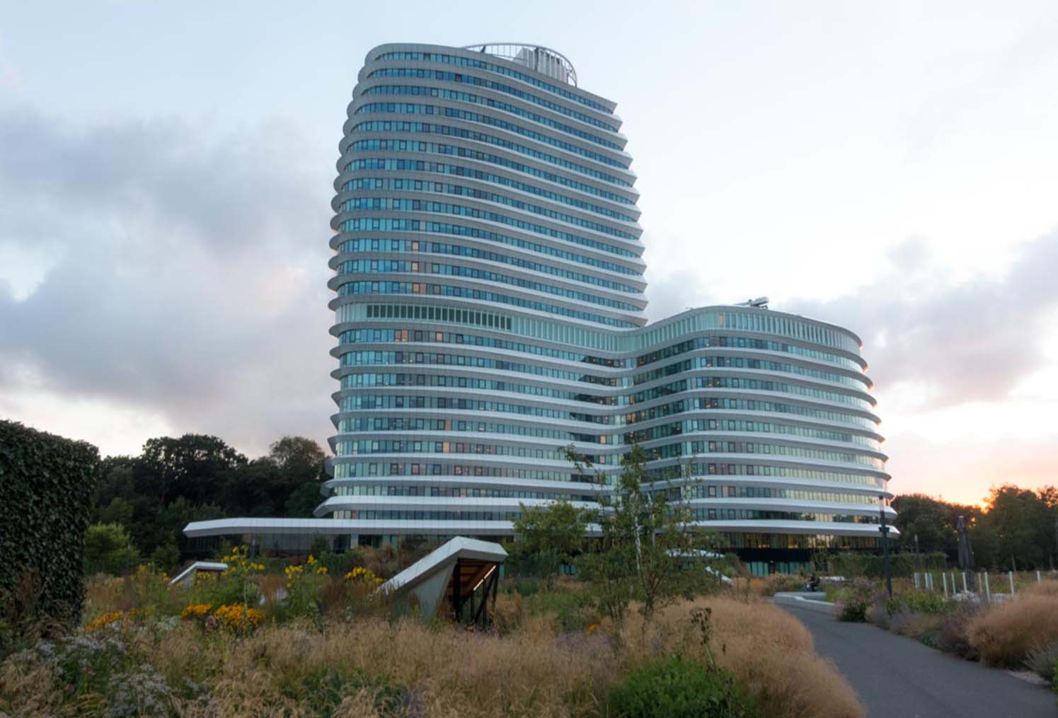 De architectonische wonderen van Almere: Een fusie van moderniteit en natuur